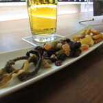 望楼NOGUCHI登別 - バーZEROのおつまみ「鮭皮、ドライフルーツ、ミックスナッツ」(2020年8月)