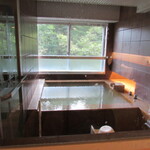 望楼NOGUCHI登別 - 部屋の展望温泉、広々した湯舟♪(2020年8月)
