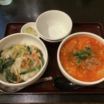 Chaina Kitchen - ハーフセットⒶ(中華丼と担々麺)の麺・丼両方増量 1,050円(増量なし950円)