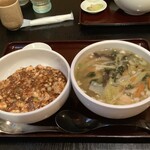 チャイナキッチン麻婆 - ハーフセット©(マーボー丼と五目そば)の麺・丼両方増量 1,050円(増量なし950円)