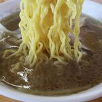 かつ平 - ラーメンしょうゆ味の麺