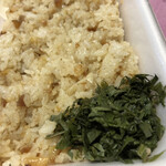 味のサファイヤ - 右手前はシソ