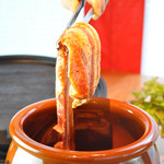 韓韓市場 - 名物「壺漬けサムギョプサル」。秘伝のタレに漬け込んだ甘辛味の柔らかいお肉でお楽しみください。