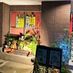 やす川食人の店 - 看板もないのでわかりにくい
            入口は向かって右側