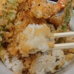 Tendon Tenya - つゆダクではないので、汁の甘みと白米の風味が楽しめる。天ぷらにも引けを取らない存在感＾＾