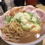 超ごってり麺 ごっつ - プース〜の中からは麺が出てきます。