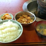 山木屋 - これが、運ばれて来たときのワンショット。「ザ・昭和のホルモン屋」で食べる「ホルモン定食」です。写真右上に注目してください。この年季の入った七輪が「ザ・昭和のホルモン屋」を存分に演出しております。