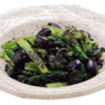 大戸屋 札幌南２条西２丁目店 - 黒ゴマと小松菜の和え物、黒豆の甘さがよいアクセントです。