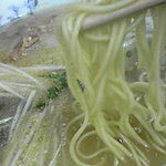 ラーメン無法松 - 麺は細麺と極細麺の中間くらいの麺。硬麺がお勧め。 