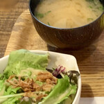 旬菜工房 茶里 - 野菜ゴロゴロみそ汁とサラダ