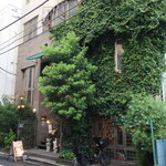 CAFE MEURSAULT - ビル全体が蔦と木で覆われ、ここだけ別世界。