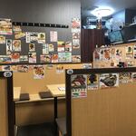 こだわりや隠れ家 - 座席の周りにもメニューいっぱい