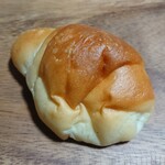 エスト ヴィラージュ - 【塩パン：100円】
            塩気は仄かに。柔らかいロールパン。