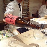 くろぎ - 一升瓶の日本酒をワイングラスで