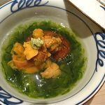 くろぎ - □焚合せ：新蓮根饅頭　生雲丹　青海苔餡掛け　石蕗