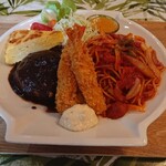 サヤカフェ - ハンバーグとエビフライのプレート