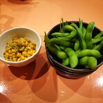 おもて家 - お通し　枝豆とコーンバター