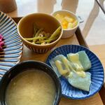 Be-Kari-Kicchin Sai - 定食には小鉢とデザートも添えられてます、またご飯と味噌汁はお替りが出きました。