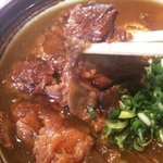 丹波うどん四季撫 - 大きな牛スジがゴロゴロ入ってます。