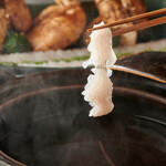 旬菜魚 藍 - 鱧骨でお出汁をとった鱧と松茸のしゃぶしゃぶはお出汁にひんぎゃの塩を少しだけ入れてお召し上がりいただきます。得も言われぬ味わいです。