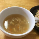 中華料理 謝謝 - 焼飯に付いてるスープ。コレまた絶品です