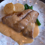 レストラン美咲亭 - 「ハーフ＆ハーフ」（1,550円）。メインの一つ「鮮魚のバターソテー」。今日は真鯛でした。ソースも激美味！