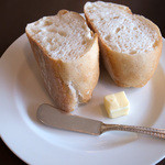 レストラン美咲亭 - セットのパン。ソースをつけて食べたい派はパンですよね。