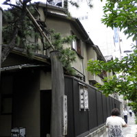 明神下 神田川 本店 - 堂々たる黒塀一軒家のお店