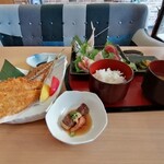 海鮮カフェ&バー グラベル - 日替り刺身定食と単品鯵フライは合わせて１９４７円(税込)。手前のはサービスの小鉢。