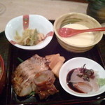焼魚はのどぐろ、牛蒡の肉巻、小刺身、香の物、煮浸し、玉子豆腐です。