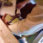 欧割烹 清水 - パスタマシーンを使用してその場で麺を作ります