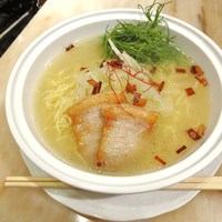 イベリコ・バル 門仲 - 塩 イベリコ豚ラーメン(900円) 塩 イベリコ豚ラーメン※イベリコの炊き込みライス.ミニサラダ.デザート(プリン)が付いてきます。 