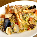 Linguine with scampi and seafood tomato sauce (for 2 people)