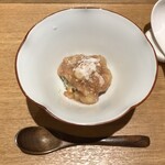 一碗水 - 無花果皮蛋豆腐(絹ごし豆腐とピータンの裏越し　干し海老、ドライイチジク、カシューナッツとイチジクのソースで カシューナッツと淡雪塩)