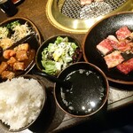 炭火焼肉 東京苑 - ダブル焼肉定食セット＋ライス大盛￥1925
            カルビと上ミノです。
