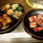 炭火焼肉 東京苑 - 定食の上ミノ、カルビ。