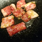 炭火焼肉 東京苑 - 定食のカルビ。