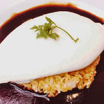 ウサギ - ホワイトオムライス 濃厚デミグラスソース