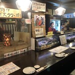 Sumibiyaki Umigohan Sakana Yorokobu - カウンター席はオープンなキッチンならではのライブ感満載！
                      目の前で捌いたお魚を提供したり炭火で焼きあがる魚や魚介類。当店の人気席です！