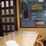 カレーハウス芳柳 - テーブル席からの外景