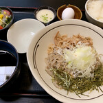 Shizuno Sato - ランチの肉蕎麦＋サラダ180円