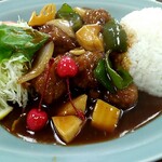 豊園 - 最期に皿に残ったあんをブラシ代わりにかき集める筍と、それをぬぐいとるピーマンを、ひと切れずつ残しておくのがコツです