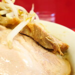 ラーメン二郎 - 豚の厚み