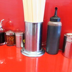 ラーメン二郎 - 卓上調味料