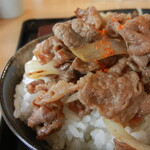 堀ちゃん牧場 - 一味唐辛子を加え味変しての“焼肉丼”