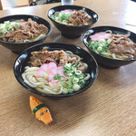 飯野屋 - 肉うどんが4つ並ぶ図