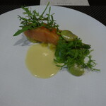 レストラン ラ・フロレゾン・ドゥ・タケウチ - ～LA SAUMON～やさしく火入れしたスコットランド産アトランティックサーモン インカの目覚めのエクラゼと春豆のを添えて ブールブラン・ヴェルヴェーヌとオゼイユオイルのアクセント