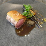 レストラン ラ・フロレゾン・ドゥ・タケウチ - ～LE FILET DE PORC～鹿児島県産天恵美豚フィレ肉のロースト ふきのとうのヴェノイワーズとタプナードの香り 新玉葱と山菜 ソース・ジュ・トランシュ柑橘系フルーツを使用したもの