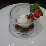 レストラン ラ・フロレゾン・ドゥ・タケウチ - ～LA DESSERT～特性デザート ベリー系フルーツを使用したもの