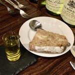 ビストロ ミルエテ - 自家製ライ麦パンとオリーブオイル
